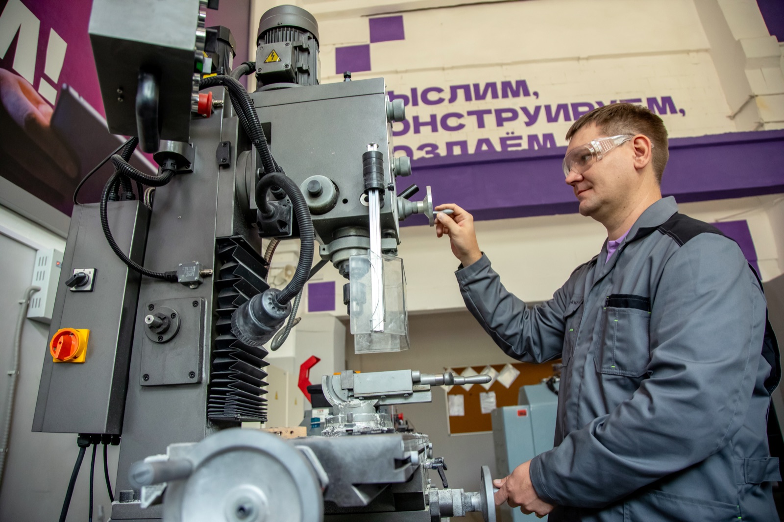 Под руководством Александра Безруких ведутся работы по разработке новых материалов для металлургии – в том числе, алюминиевых сплавов, легированных РЗМ.